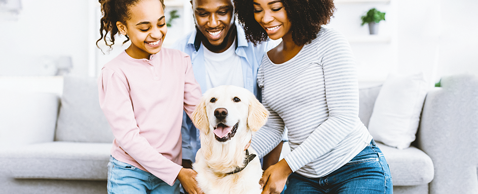 Familie mit Goldenretriever