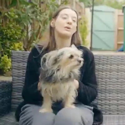 Frau mit Hund auf Schoss