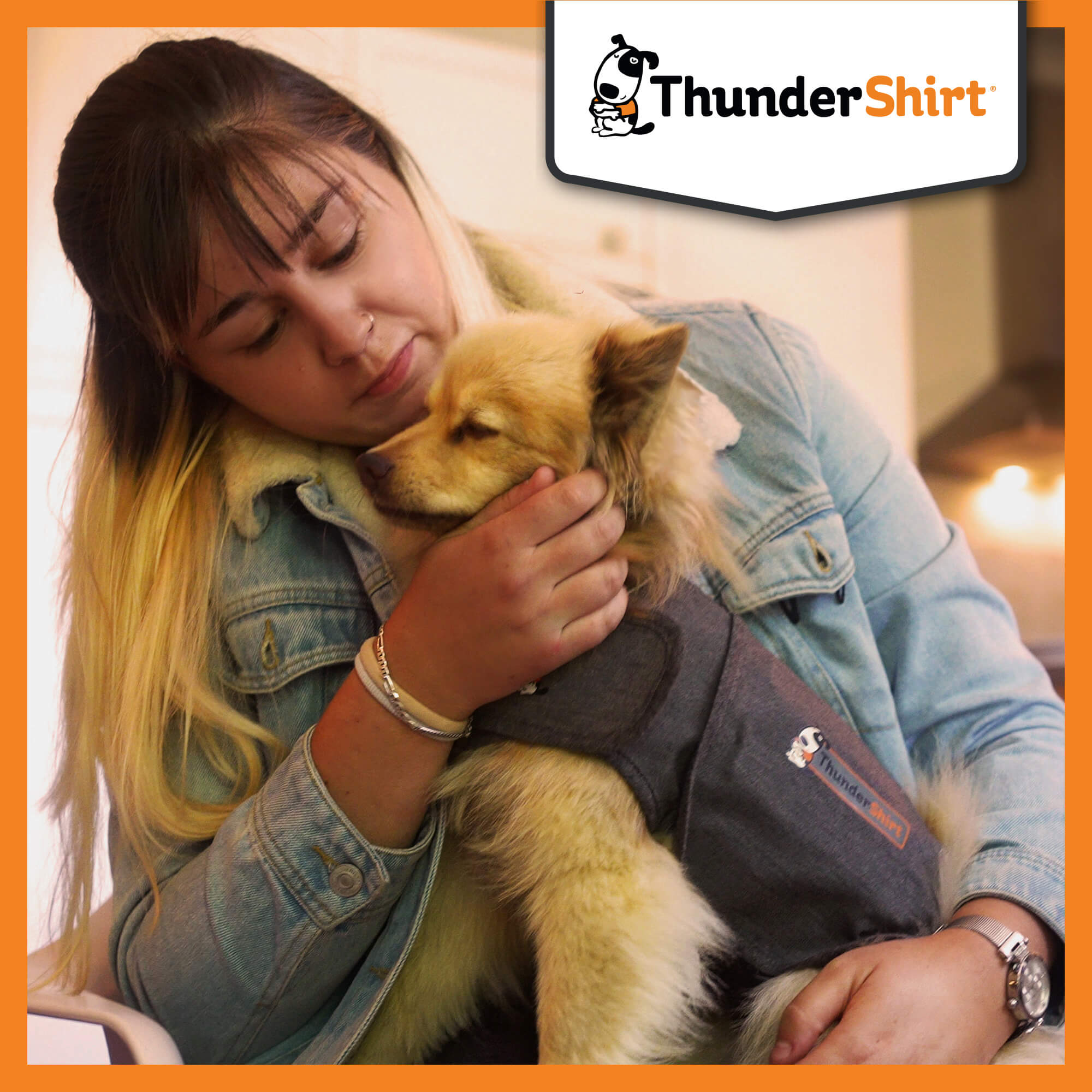 Frau kuschelt mit Zwergspitz im Thundershirt